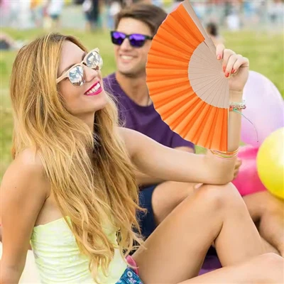 Kunming Superb는 목재 및 플라스틱 핸들 옵션으로 세련된 접이식 팬을 출시합니다.